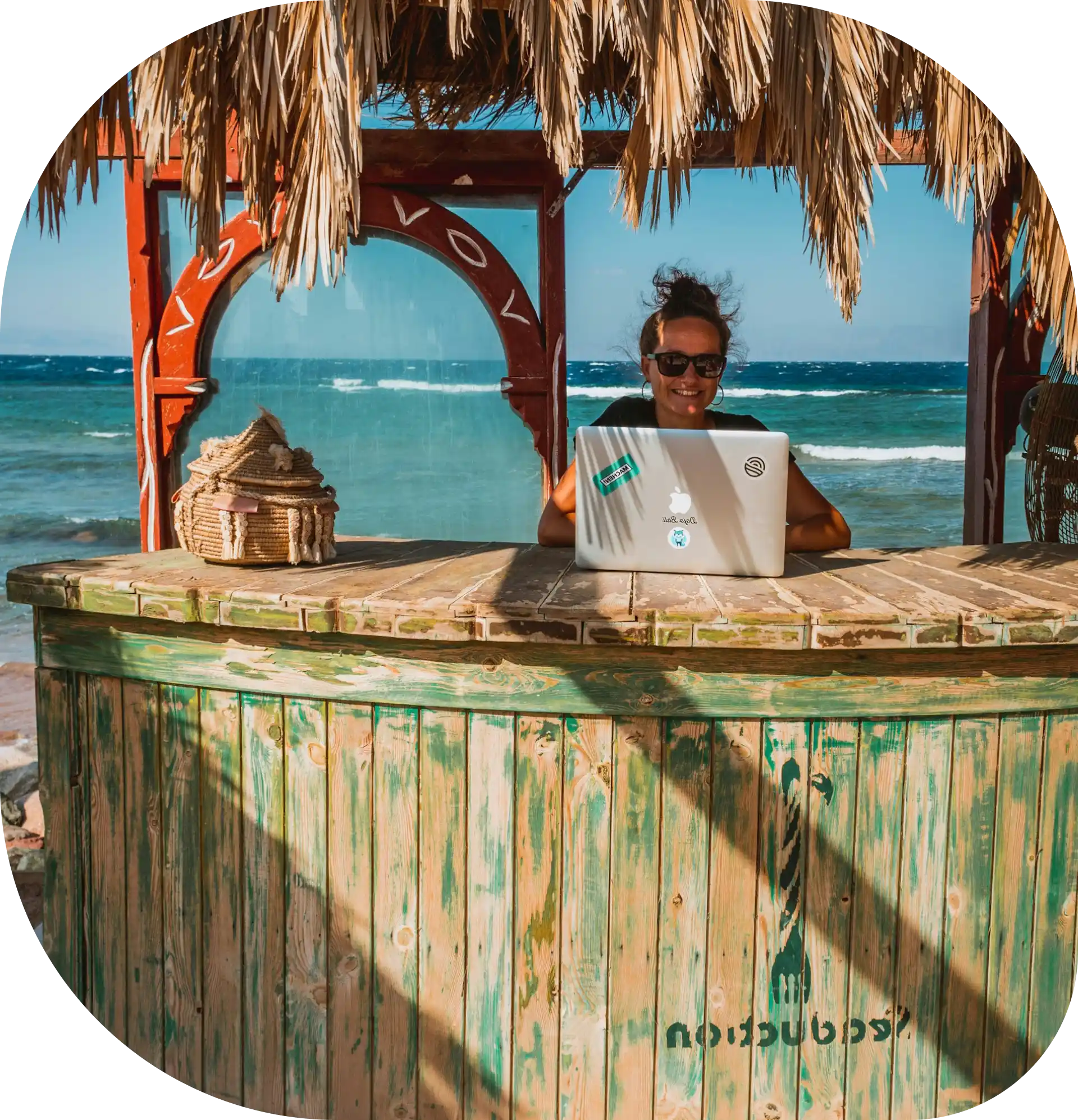 Croatia Digital Nomad Visa, nomad sitting at the beach